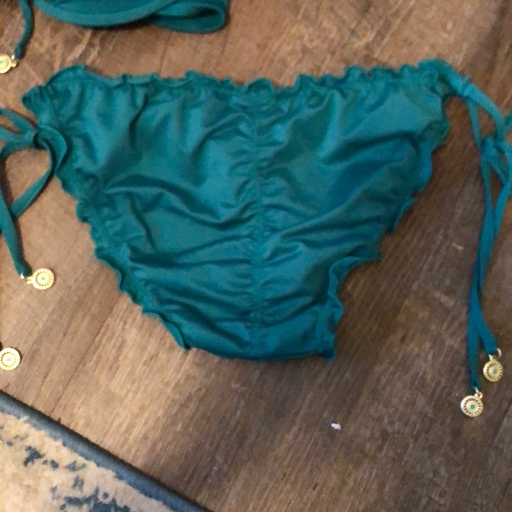 Bikini - Picture 4 of 8